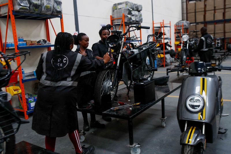 &copy; Reuters. Workers at ARC Ride assemble an electric motorcycle at the company's warehouse in Industrial Area, Nairobi, Kenya November 2, 2022. REUTERS/Monicah Mwangi