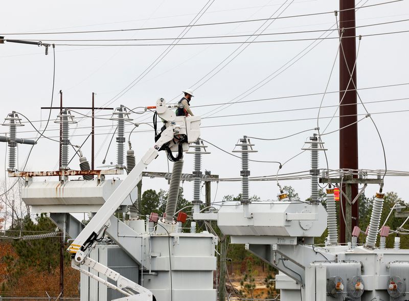 © Reuters. Duke Energy personnel work to restore power at a second crippled electrical substation after the Moore County Sheriff said that vandalism caused a mass power outage, in Carthage, North Carolina, U.S. December 4, 2022.  REUTERS/Jonathan Drake/File Photo
