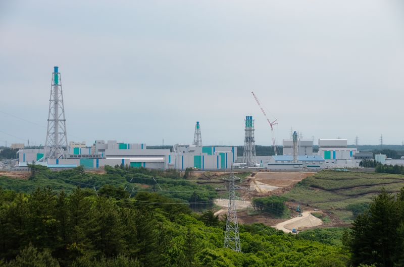 &copy; Reuters. 　１２月２６日、日本原燃は、使用済み核燃料再処理工場（青森県六ケ所村）の完成目標時期を「２０２４年度上期のできるだけ早期」とし、２年先送りすると発表した。写真は同工場。青