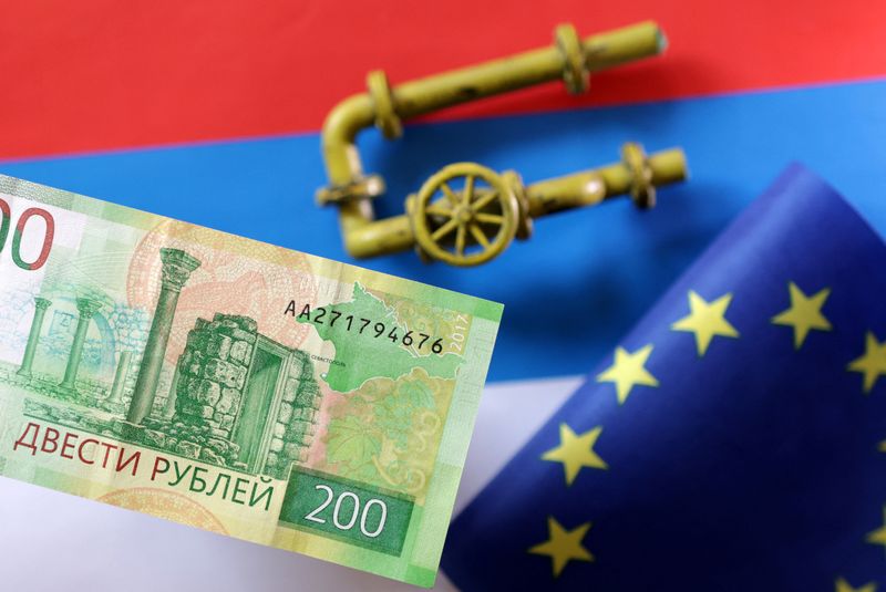 &copy; Reuters. L'illustration montre un modèle de gazoduc, un billet en rouble, un drapeau russe et un drapeau de l'UE. /Illustration diffusée le 7 septembre 2022/REUTERS/Dado Ruvic