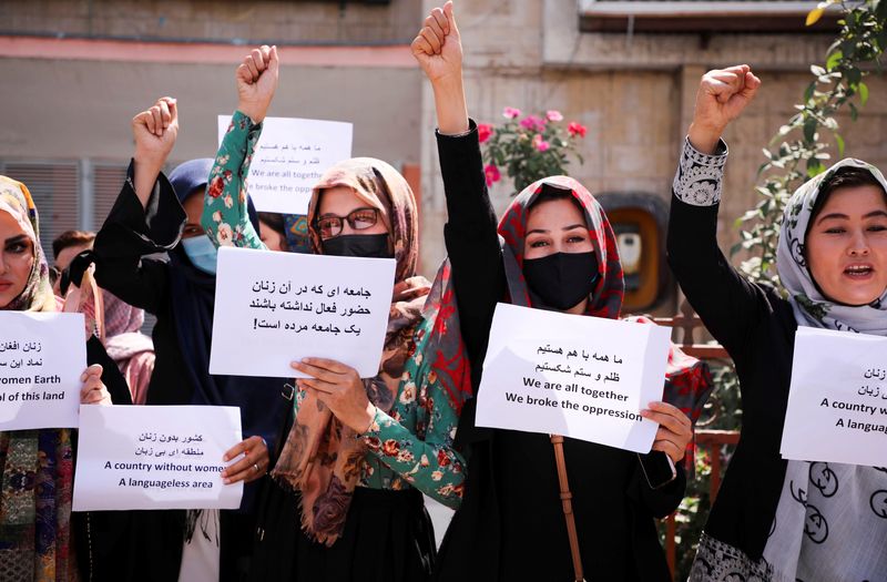 © Reuters. مدافعات وناشطات مدنيات عن حقوق المرأة الأفغانية يتظاهرن أمام القصر الرئاسي في كابول في صورة من أرشيف رويترز.
