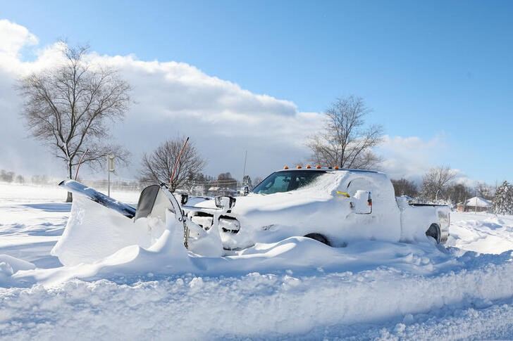 &copy; Reuters. Una máquina quitanieves sepultada bajo la nieve tras la tormenta que afectó a la región de Búfalo, en Amherst, Nueva York, EEUU. 25 diciembre 2022. REUTERS/Brendan McDermid