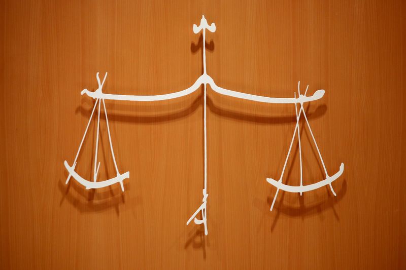 &copy; Reuters. Le symbole de la Justice, avec l'épée et la balance, est vu au palais de justice de Paris. /Photo prise le 23 septembre 2019/REUTERS/Charles Platiau