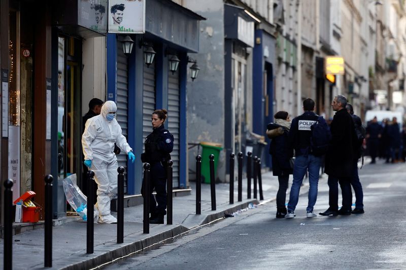 &copy; Reuters. أفراد من الشرطة يعملون في أحد شوارع باريس بعد إطلاق أعيرة نارية في باريس يوم 23 ديسمبر كانون الأول 2022. تصوير: سارة ميسونيه - رويترز.