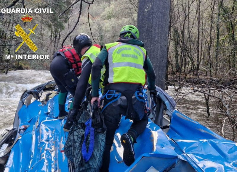 Espagne: Un septième corps retrouvé après l'accident d'un bus en Galice