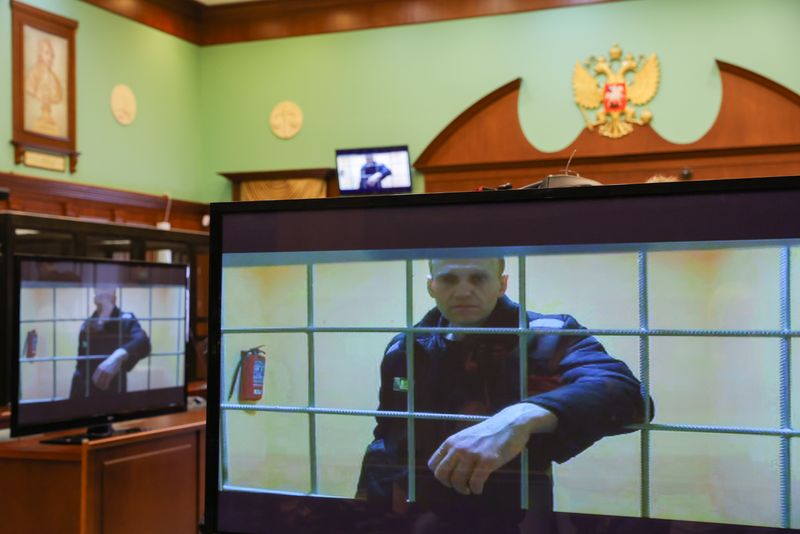 &copy; Reuters. Russian opposition leader Alexei Navalny is seen on screens via a video link from the IK-2 corrective penal colony in Pokrov during a court hearing to consider an appeal against his prison sentence in Moscow, Russia May 24, 2022. REUTERS/Evgenia Novozheni