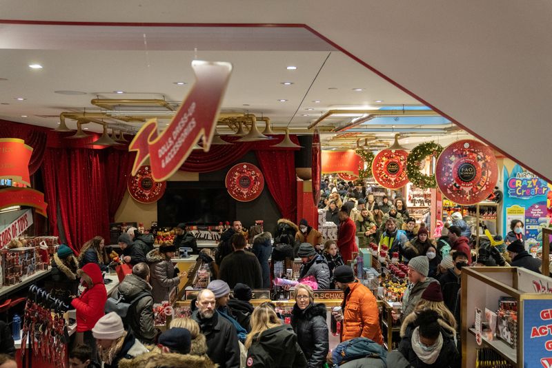 &copy; Reuters. FOTO DE ARCHIVO. Las personas hacen sus compras antes de Navidad en Manhattan, Nueva York. Deciembre 24, 2022. REUTERS/Jeenah Moon