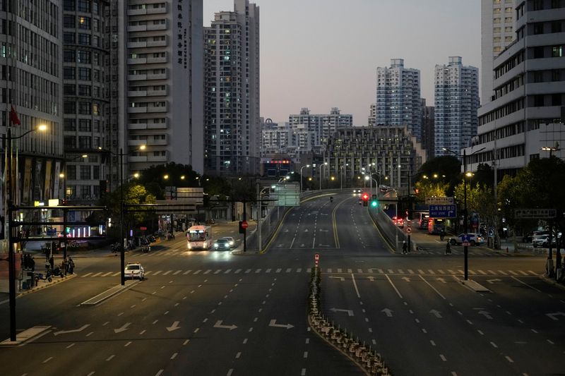 &copy; Reuters. Une route vide à Shanghai, en Chine. /Photo prise le 23 décembre 2022/REUTERS/Aly Song