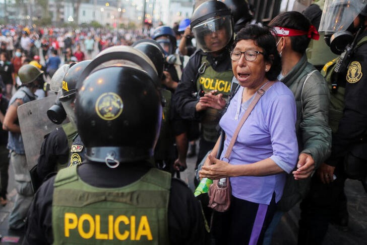&copy; Reuters. FOTO DE ARCHIVO. Una manifestante le grita a la policía durante una protesta luego de la destitución del expresidente Pedro Castillo en Lima. Diciembre 15, 2022. REUTERS/Sebastian Castaneda