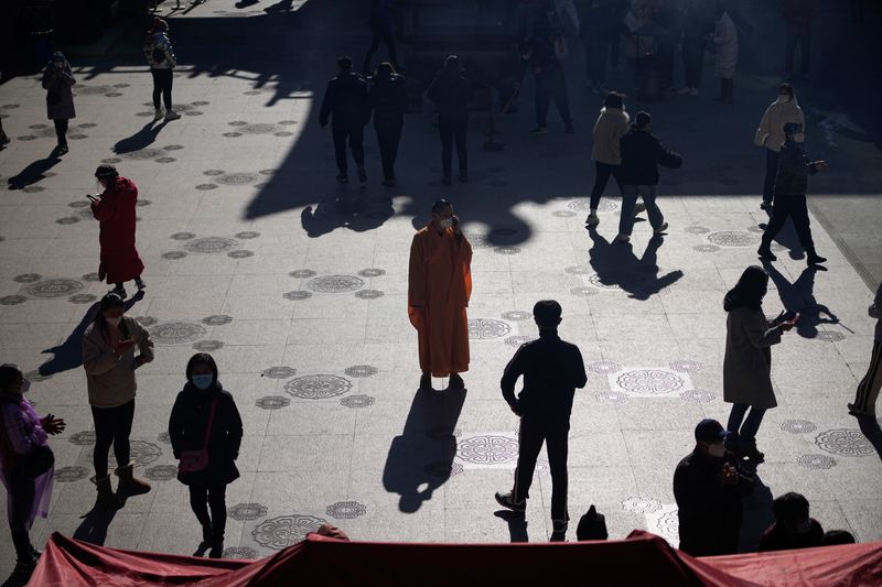 &copy; Reuters. أفراد يضعون كمامات للوقاية من كوفيد-19 في شنغهاي يوم 23 ديسمبر كانون الأول 2022. تصوير: آلي سونج - رويترز. 