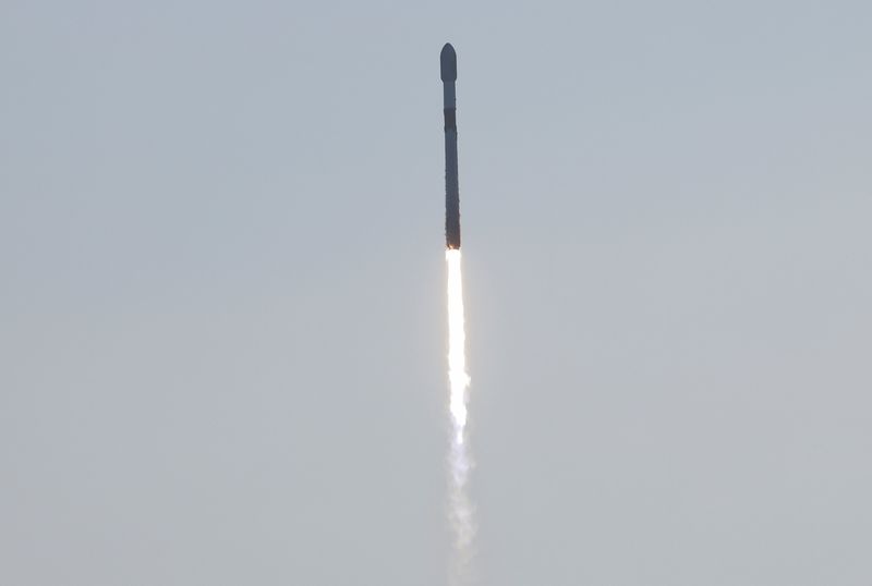 &copy; Reuters. FOTO DE ARCHIVO: Un cohete Falcon 9 de SpaceX despega, transportando 53 satélites de internet Starlink, desde el Centro Espacial Kennedy en Cabo Cañaveral, Florida, Estados Unidos. 18 de mayo de 2022. REUTERS/Joe Skipper/