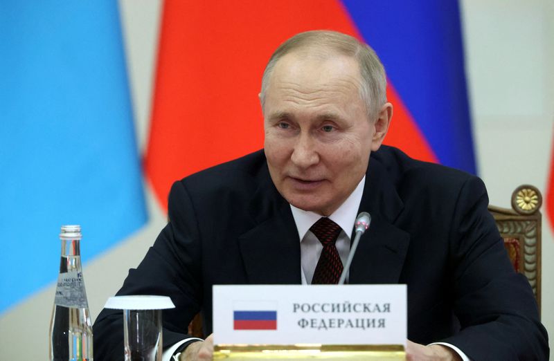 © Reuters. الرئيس الروسي فلاديمير بوتين يتحدث خلال قمة رابطة الدول المستقلة في سان بطرسبرج يوم الاثنين. صورة من سبوتنيك. 