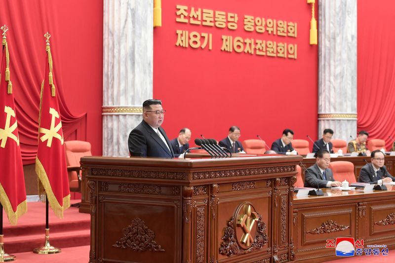 © Reuters. North Korean leader Kim Jong Un attends the sixth enlarged meeting of the eighth Central Committee of the Workers' Party in Pyongyang, North Korea, in this undated photo released on December 26, 2022 by North Korea's Korean Central News Agency (KCNA). KCNA via REUTERS 