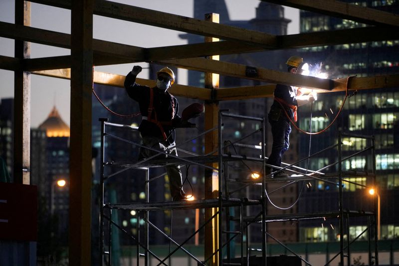 &copy; Reuters. FILE PHOTO: Workers work at a construction site in Shanghai, China, October 13, 2022. REUTERS/Aly Song/File Photo