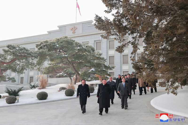 &copy; Reuters. زعيم كوريا الشمالية كيم جونج أون في طريقة لحضور الاجتماع السادس الموسع للجنة المركزية الثامنة لحزب العمال في بيونجيانج في صورة غير مؤرخة صد