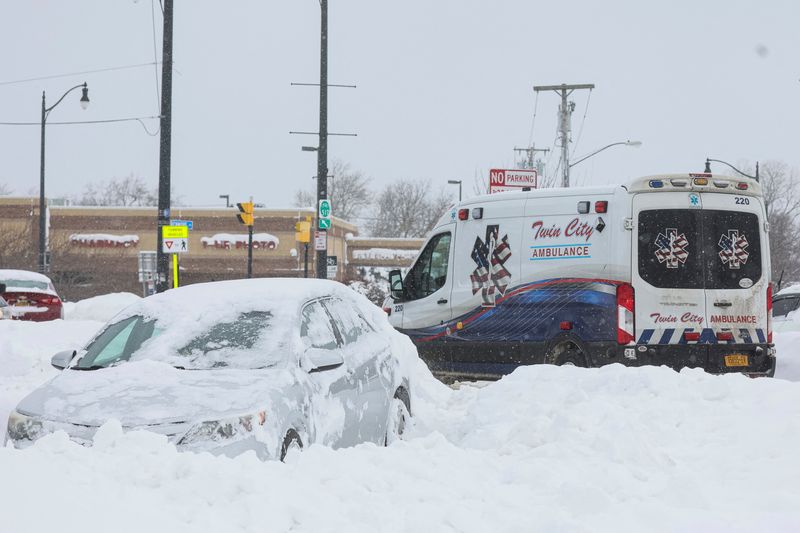 &copy; Reuters. Une ambulance passe devant une voiture abandonnée pendant une tempête hivernale qui a frappé la région de Buffalo, à Amherst, New York, États-Unis. /Photo prise le 26 décembre 2022/REUTERS/Brendan McDermid