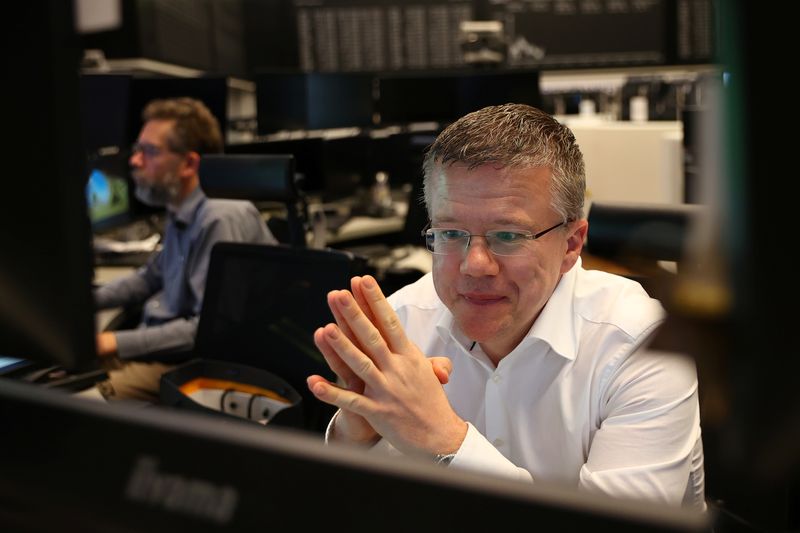 &copy; Reuters. Un courtier travaille à la bourse de Francfort, en Allemagne. /Photo prise le 27 mars 2020/REUTERS/Kai Pfaffenbach