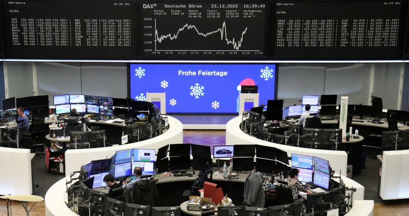 &copy; Reuters. لوحة إلكترونية تعرض مؤشر داكس الألماني في بورصة فرانكفورت بألمانيا يوم 23 ديسمبر كانون الأول 2022. تصوير: رويترز.