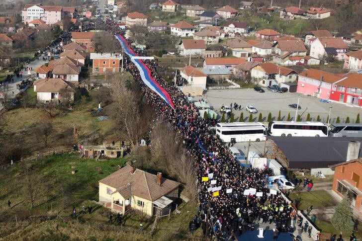 &copy; Reuters. Imagen de archivo de serbios étnicos protestando con una bandera de Serbia cerca de una barricada en Rudare, cerca de la parte norte de la étnicamente dividida localidad de Mitrovica, Kosovo. 22 diciembre 2022. REUTERS/Fatos Bytyci