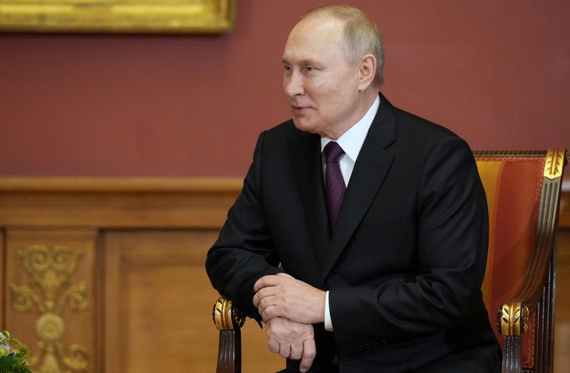 &copy; Reuters. الرئيس الروسي فلاديمير بوتين خلال اجتماع في سان بطرسبرج بروسيا يوم الثلاثاء. صورة لرويترز من وكالة أنباء سبوتنيك.
