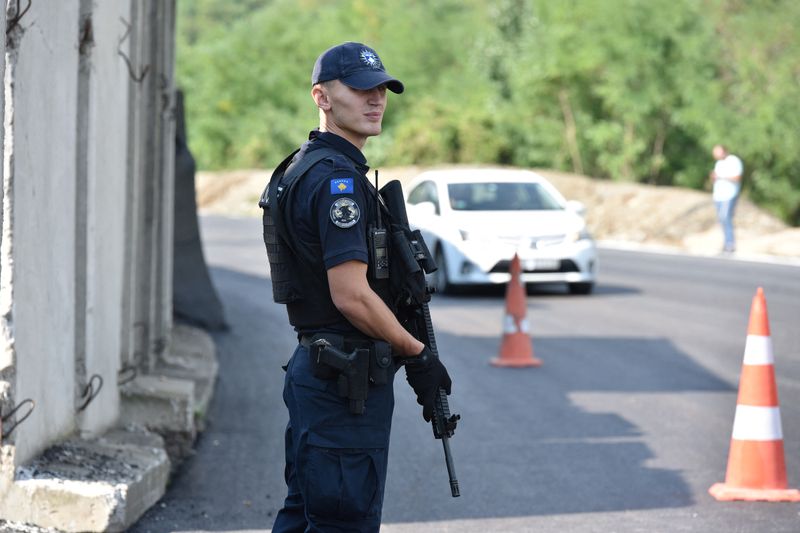 &copy; Reuters. FOTO DE ARCHIVO: Un agente de la policía especial de Kosovo patrulla la zona cercana al paso fronterizo entre Kosovo y Serbia en Jarinje, Kosovo, 1 de septiembre de 2022. REUTERS/Laura Hasani