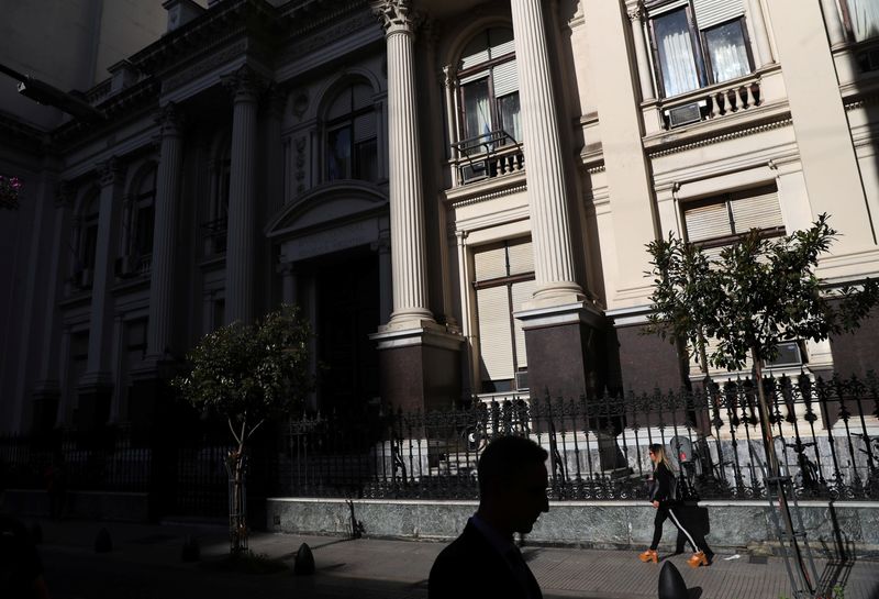 &copy; Reuters. FILE PHOTO: People walk outside the Central Bank in Buenos Aires' financial district, Argentina October 18, 2018. REUTERS/Marcos Brindicci