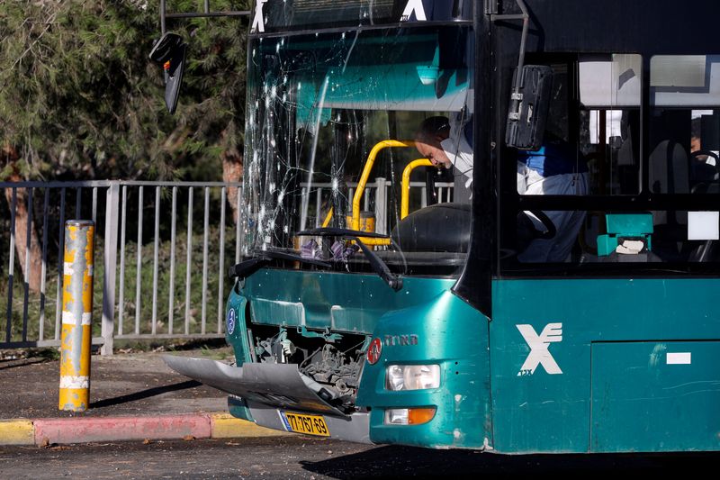 © Reuters. حافلة محطمة عقب انفجار في محطة للحافلات بالقدس في 23 نوفمبر تشرين الثاني 2022. تصوير : عمار عوض - رويترز . 
