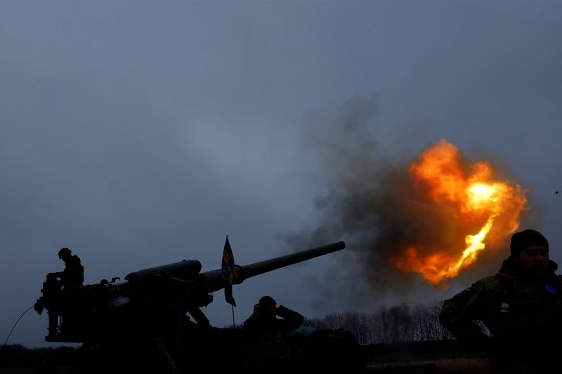 &copy; Reuters. Des soldats ukrainiens de la 43e brigade d'artillerie lourde tirent un projectile pendant un bombardement sur la ligne de front à Bakhmout, en Ukraine, le 26 décembre 2022. REUTERS/Clodagh Kilcoyne