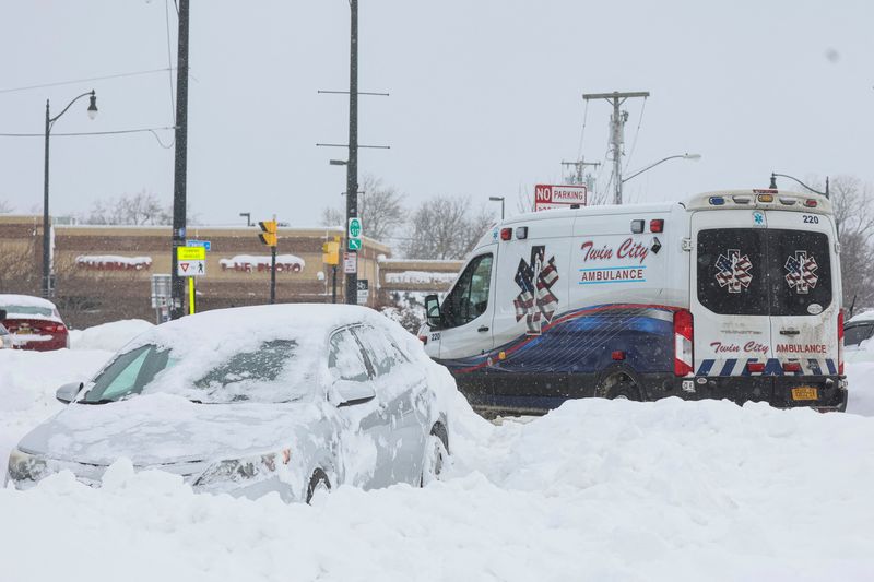 &copy; Reuters. Ambulância passa por carro abandonado durante nevasca em Buffalo, EUA
26/12/2022
REUTERS/Brendan McDermid