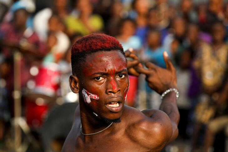 &copy; Reuters. Dançarino faz performance de dança em festival de rua anual em Lagos, Nigéria
23/12/2022
REUTERS/Temilade Adelaja