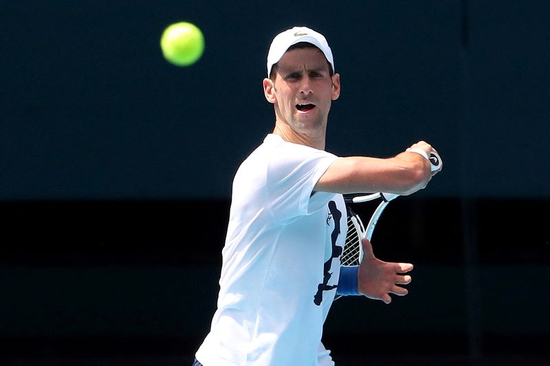 &copy; Reuters. Novak Djokovic s'entraîne avant l'Open d'Australie 2022. /Photo prise le 11 janvier 2022/REUTERS/Kelly Defina