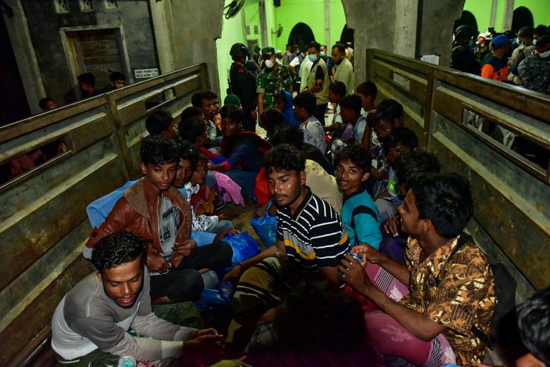 &copy; Reuters. FOTO DE ARCHIVO: Refugiados rohinyás sentados en un camión en el refugio temporal en Pidie, provincia de Aceh, Indonesia. 26 de diciembre, 2022, en esta foto tomada por Antara Foto. Antara Foto/Joni Saputra/via REUTERS/Archivo