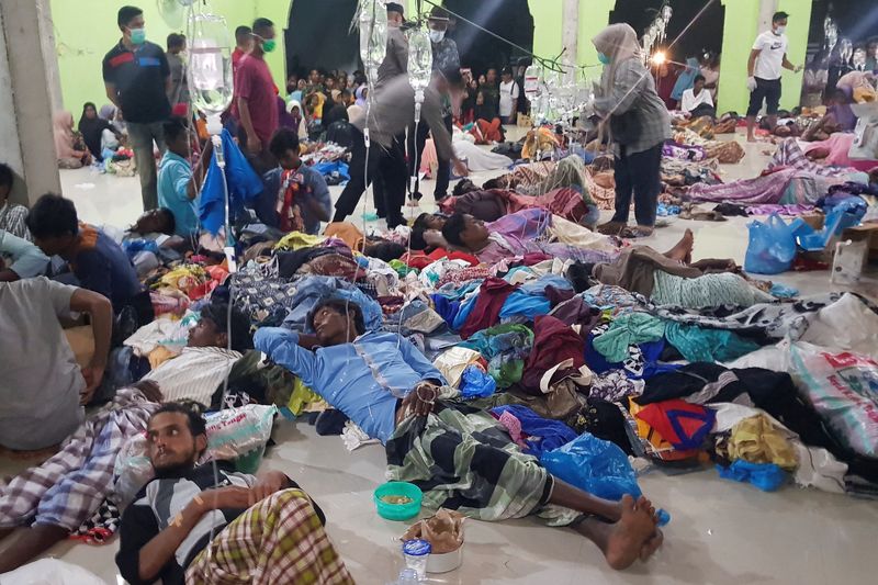 &copy; Reuters. لاجئو الروهينجا يتلقون الرعاية الطبية عقب وصولهم إلى إقليم أتشيه بإندونيسيا يوم الاثنين . تصوير : هداية الله تاج الدين- رويترز . ( يحظر إعادة 
