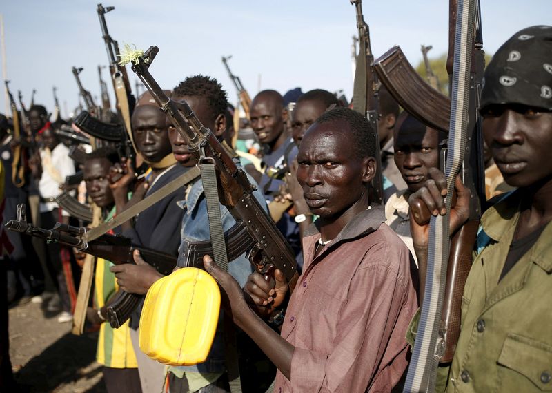 &copy; Reuters. Des combattants de l'Armée blanche Jikany Nuer, au Soudan du Sud. /Photo prise le 10 février 2014/REUTERS/Goran Tomasevic