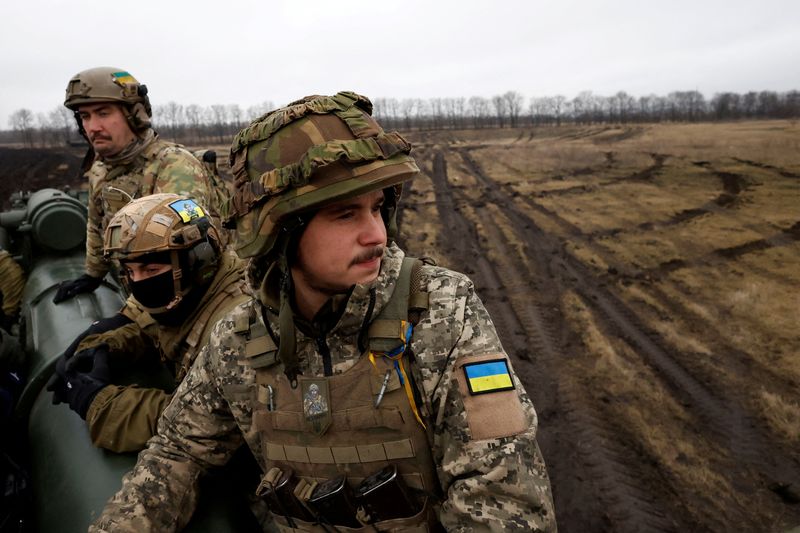 © Reuters. جنود أوكرانيون خلال قصف لجبهة القتال في بخموت يوم الاثنين. تصوير: كلوداج كيلكوني - رويترز. 