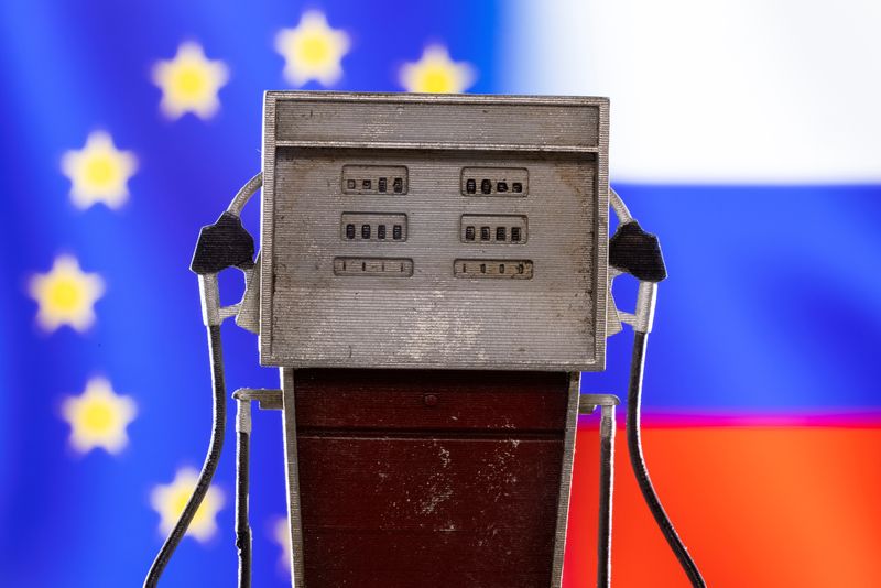 &copy; Reuters. Illustration d'une pompe à essence, les couleurs des drapeaux de l'UE et de la Russie. /Illustration diffusée le 25 mars 2022/REUTERS/Dado Ruvic