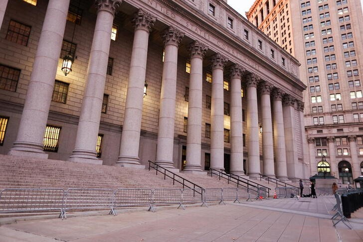 © Reuters. A general view of the Thurgood Marshall United States Courthouse is seen in Manhattan as the jury deliberates in the case against Ghislaine Maxwell in New York City, U.S. December 27, 2021. REUTERS/Ahmed Gaber