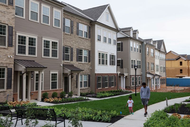 &copy; Reuters. Houses are seen in Livingston Square, a construction of the PulteGroup, in Livingston, New Jersey, U.S., May 23, 2022. REUTERS/Andrew Kelly