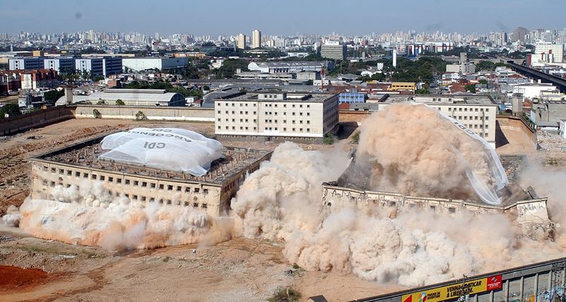 &copy; Reuters. Vista aérea do Carandiru sendo implodido. Complexo foi desativado após massacre
17/07/2005
Jose Patricio/Reuters 