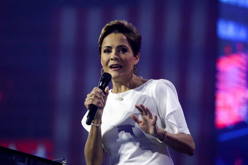 &copy; Reuters. FILE PHOTO: Kari Lake speaks during a right-wing gathering known as America Fest, an event organised by Turning Point USA, in Phoenix, Arizona, U.S., December 20, 2022.  REUTERS/Jim Urquhart