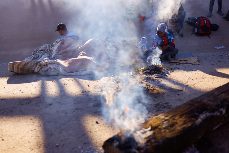 &copy; Reuters. Migrantes en busca de asilo descansan cerca del Río Bravo, la frontera entre México y Estados Unidos, en Ciudad Juárez, México 21 de diciembre de 2022. REUTERS/José Luis González