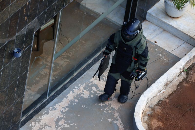 © Reuters. A member of the security forces works following a suspected bomb threat in the city's hotel section, close to where President-elect Luiz Inacio Lula da Silva is staying before his Jan. 1 inauguration, according to the federal district's security department, in Brasilia, Brazil, December 27, 2022. REUTERS/Adriano Machado
