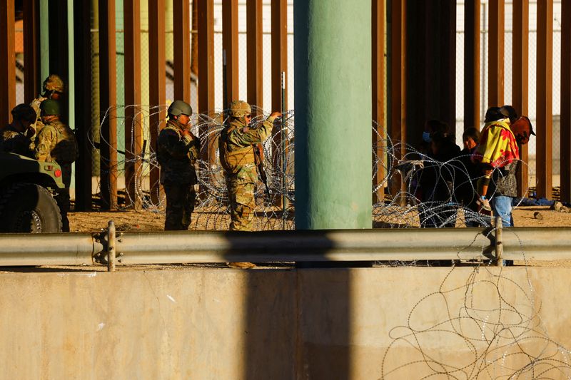 © Reuters. Members of the Texas National Guard stand guard on the banks of the Rio Bravo river, the border between the United States and Mexico, with the purpose of reinforcing border security and inhibiting the crossing of migrants to the United States, seen from Ciudad Juarez, Mexico, December 27, 2022. REUTERS/Jose Luis Gonzalez