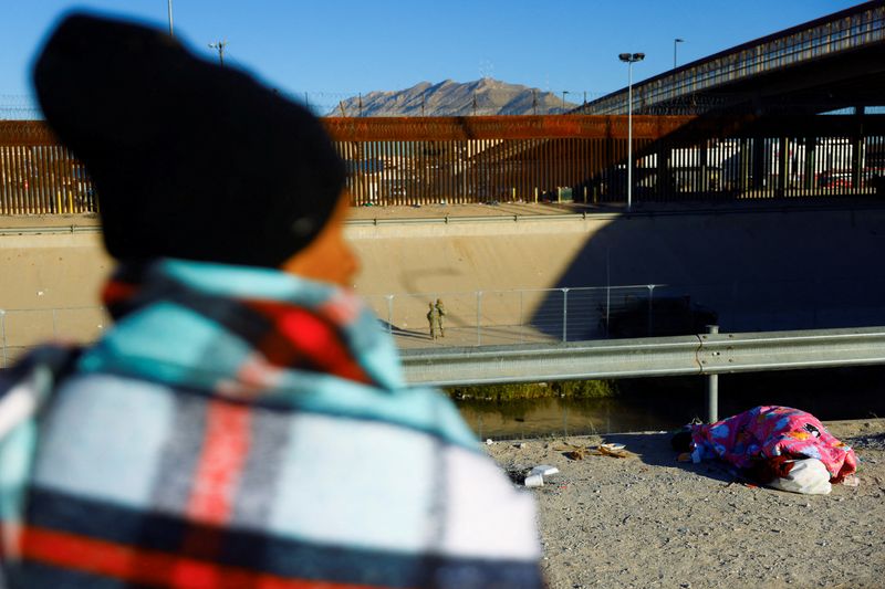 &copy; Reuters. Asylum-seeking migrants rest near the Rio Bravo river, the border between Mexico and the U.S., in Ciudad Juarez, Mexico December 27, 2022. REUTERS/Jose Luis Gonzalez
