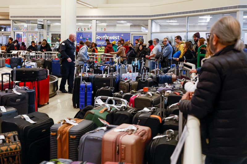 © Reuters. Southwest Airlines travellers wait in line to check on their baggage from their cancelled flights after an arctic blast and a massive winter storm dubbed Elliott swept over much of the United States in the lead-up to the Christmas holiday weekend, at Chicago Midway International Airport in Chicago, Illinois, U.S., December 27, 2022.  REUTERS/Kamil Krzaczynski