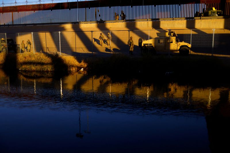 &copy; Reuters. Miembros de la Guardia Nacional de Texas montan guardia a orillas del río Bravo, frontera entre Estados Unidos y México, con el propósito de reforzar la seguridad fronteriza e inhibir el cruce de migrantes hacia Estados Unidos, visto desde Ciudad Juár