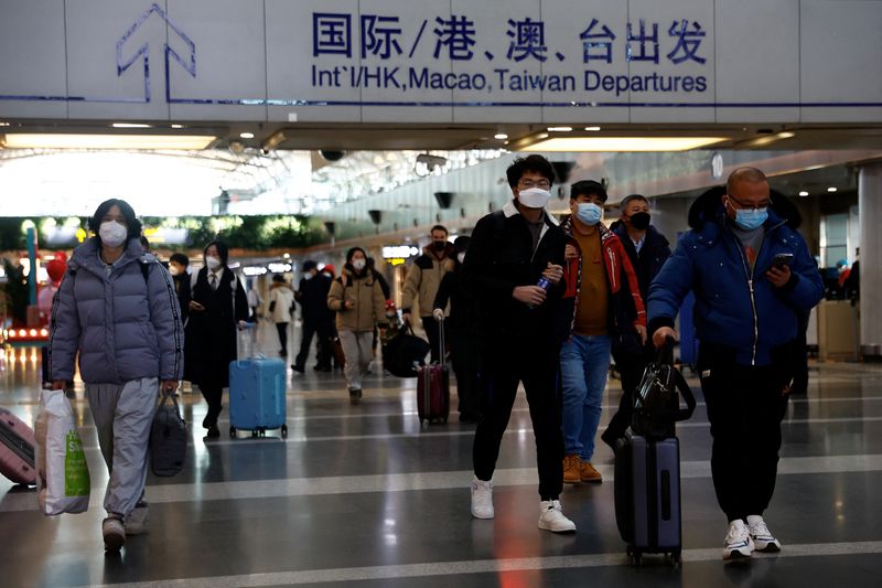 &copy; Reuters. مسافرون يحملون أمتعتهم في مطار بكين الدولي وسط انتشار فيروس كورونا في بكين يوم الثلاثاء. تصوير: تينغ شو وانغ - رويترز.