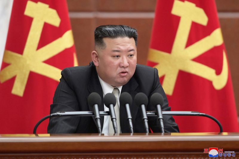 &copy; Reuters. الزعيم الكوري الجنوبي كيم جونج أون يحضر الاجتماع الموسع السادس للجنة المركزية الثامنة لحزب العمال في بيونجيانج في صورة غير مؤرخة حصلت عليه