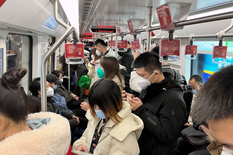 &copy; Reuters. ركاب يرتدون كمامات داخل مترو الأنفاق في ساعة الذروة وسط تفشي فيروس كورونا بمدينة شنغهاي يوم 26 ديسمبر كانون الأول 2022. تصوير: شي هاو جيانغ - روي