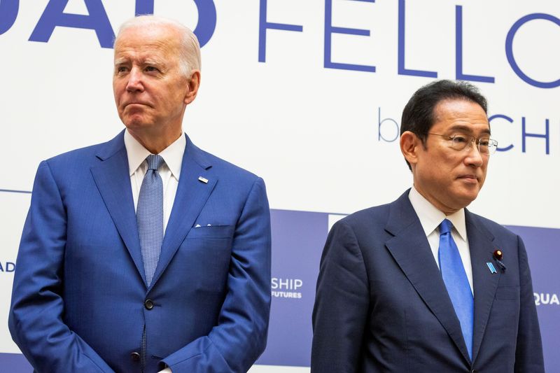 &copy; Reuters. الرئيس الأمريكي جو بايدن ورئيس الوزراء الياباني فوميو كيشيدا يحضران احتفالا في طوكيو يوم 24 مايو أيار 2022 في صورة لرويترز من ممثل لوكالات الأ